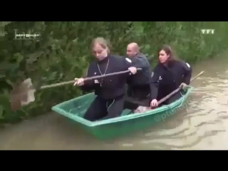 french police during the flood